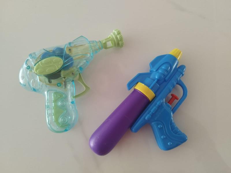 Pistolas de agua y burbujas de jabón 